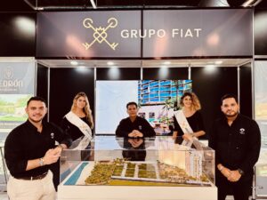 Equipo comercial de Fiat posa con la maqueta de su proyecto: Cabo Coral.